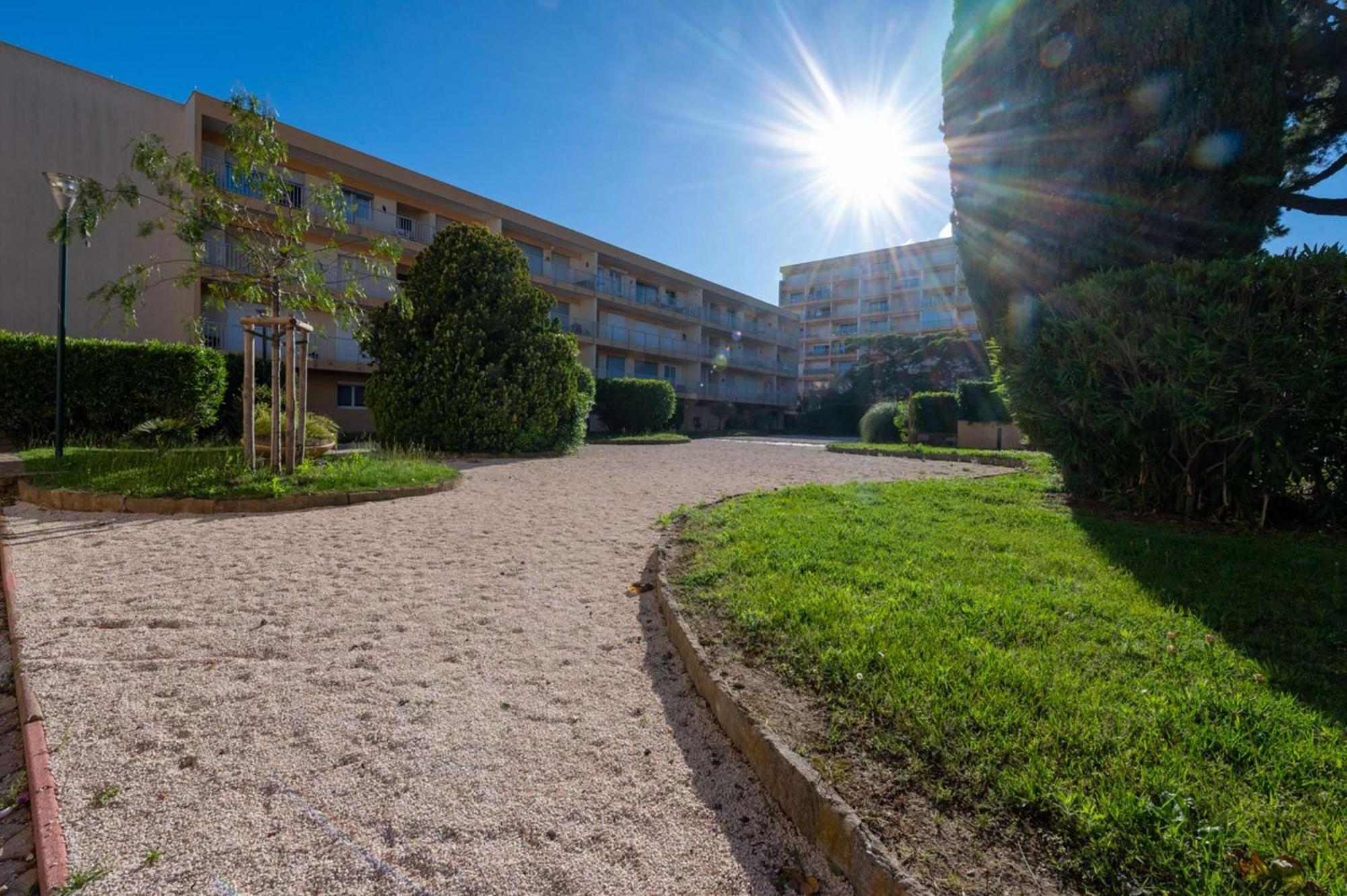 T2- Piscine- Plages- Commerces * Le Lavandou